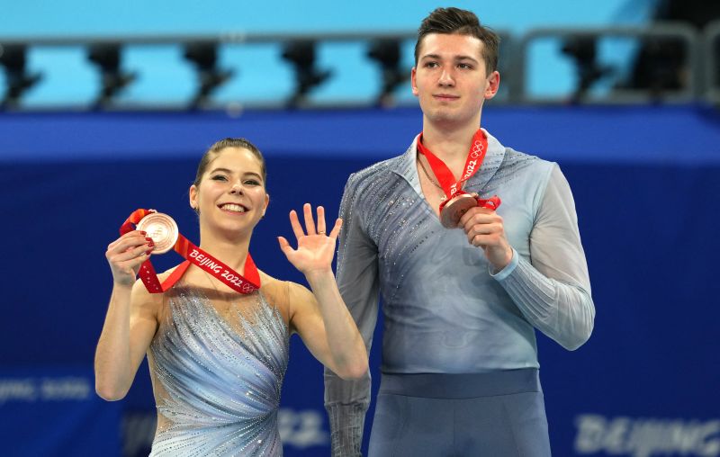 Российские спортсмены, члены сборной России (команда ОКР) Анастасия Мишина и Александр Галлямов, завоевавшие бронзовые медали в парном катании на соревнованиях по фигурному катанию на XXIV зимних Олимпийских играх в Пекине, на церемонии награждения