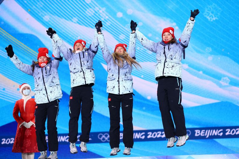 Слева направо: российские спортсменки, члены сборной России (команда ОКР) Ирина Казакевич, Кристина Резцова, Светлана Миронова, Ульяна Нигматуллина, завоевавшие серебряные медали в эстафетной гонке по биатлону 4 x 6 км среди женщин на XXIV зимних Олимпийских играх 2022, на церемонии награждения