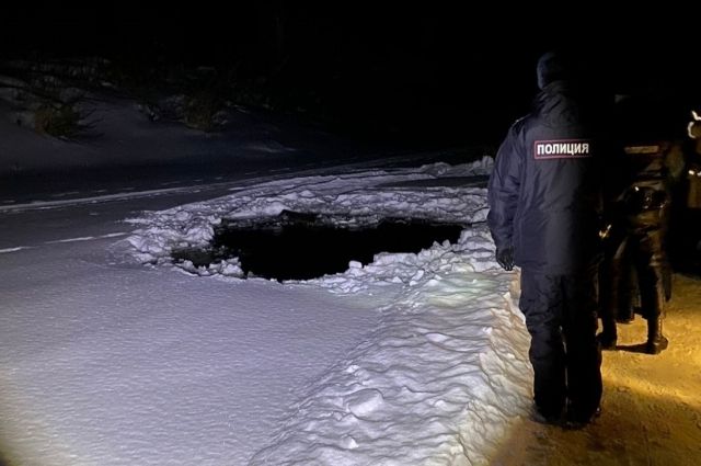 В Свердловской области трактор ушел под лед вместе с водителем