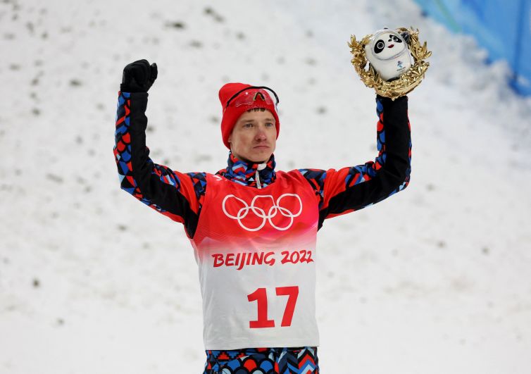 Российский спортсмен, член сборной России (команда ОКР) Илья Буров, завоевавший бронзовую медаль в лыжной акробатике соревнований по фристайлу среди мужчин на XXIV зимних Олимпийских играх в Пекине, на цветочной церемонии