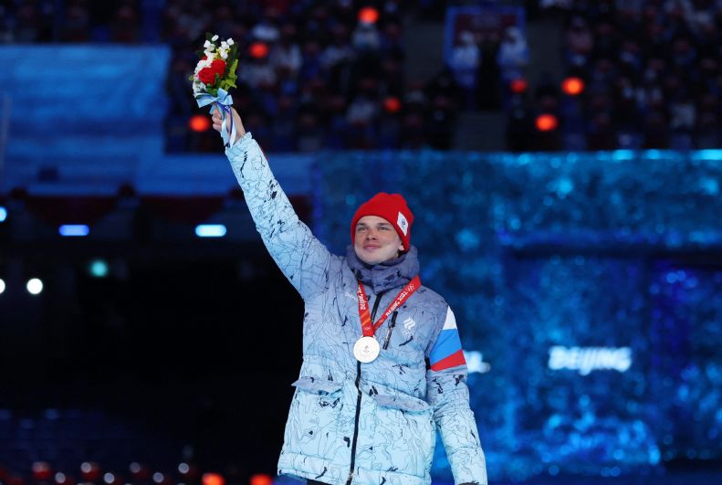 Российский спортсмен, член сборной России (команда ОКР) Иван Якимушкин, завоевавший серебряную медаль лыжного масс-старта на 30 км среди мужчин, во время награждения в рамках церемонии закрытия XXIV зимних Олимпийских игр в Пекине