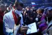 Спортсмен сборной России, олимпийский чемпион Александр Большунов раздает автографы на торжественной встрече олимпийцев на стадионе «ВТБ Арена» в Москве