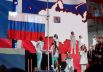 Спортсмены сборной России, чемпионы олимпийских игр в Пекине Александр Большунов и Анна Щербакова поднимают флаг на торжественной встрече олимпийцев на стадионе «ВТБ Арена» в Москве
