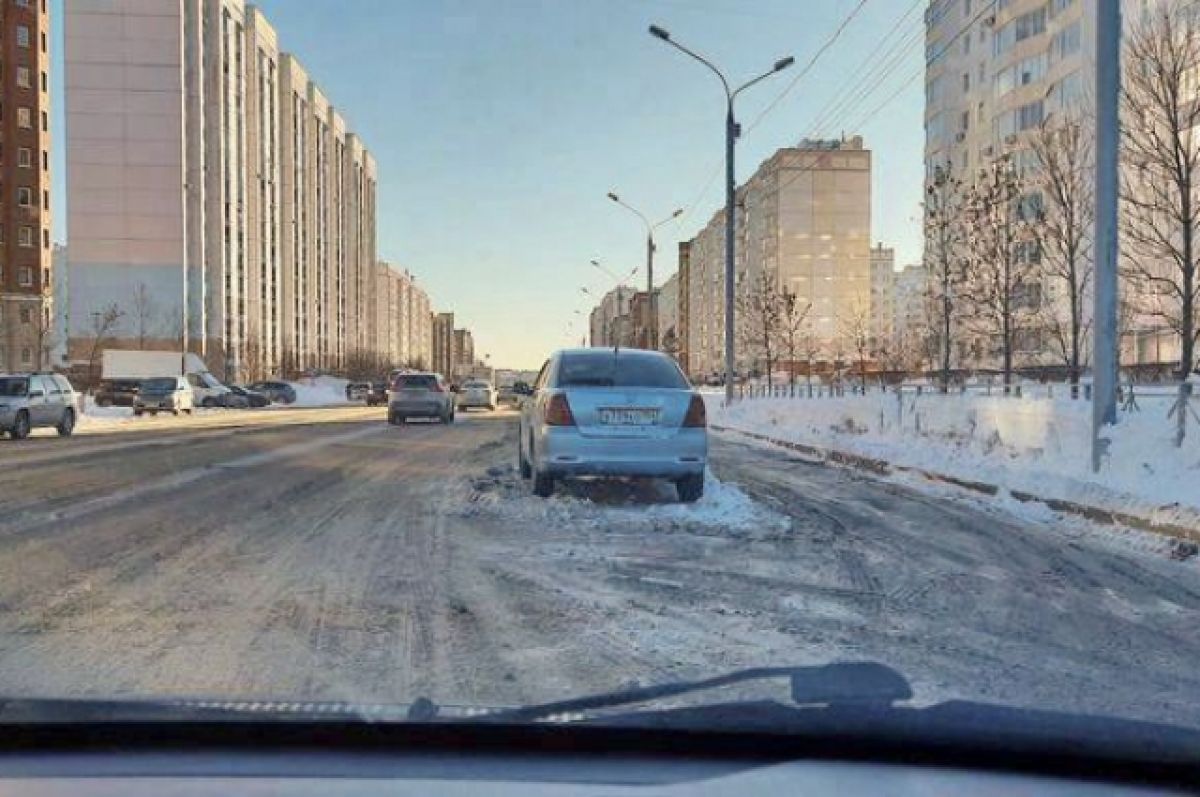 В Новосибирске машина осталась на «островке» после чистки снега на дороге |  АиФ Новосибирск