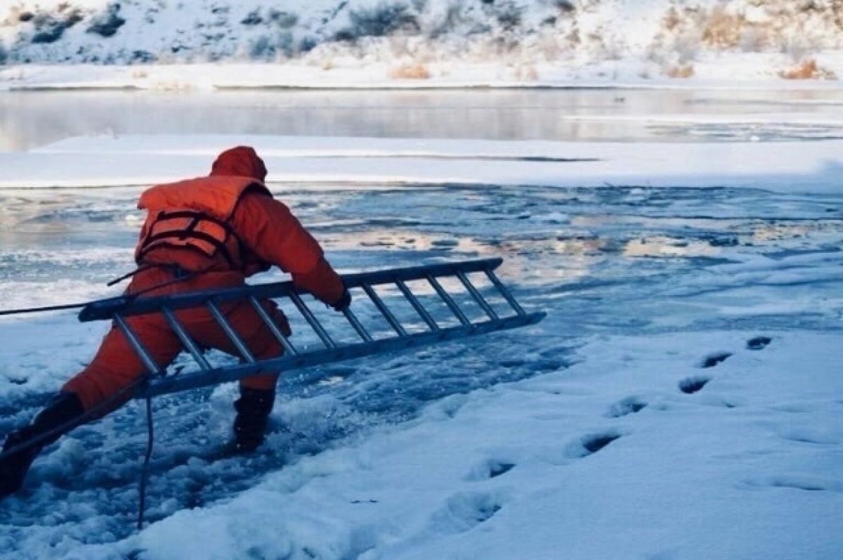 Теплый лед. Спасатели на льду. Человек провалился под лед. Тонкий лед на водоемах. Двое на льду.