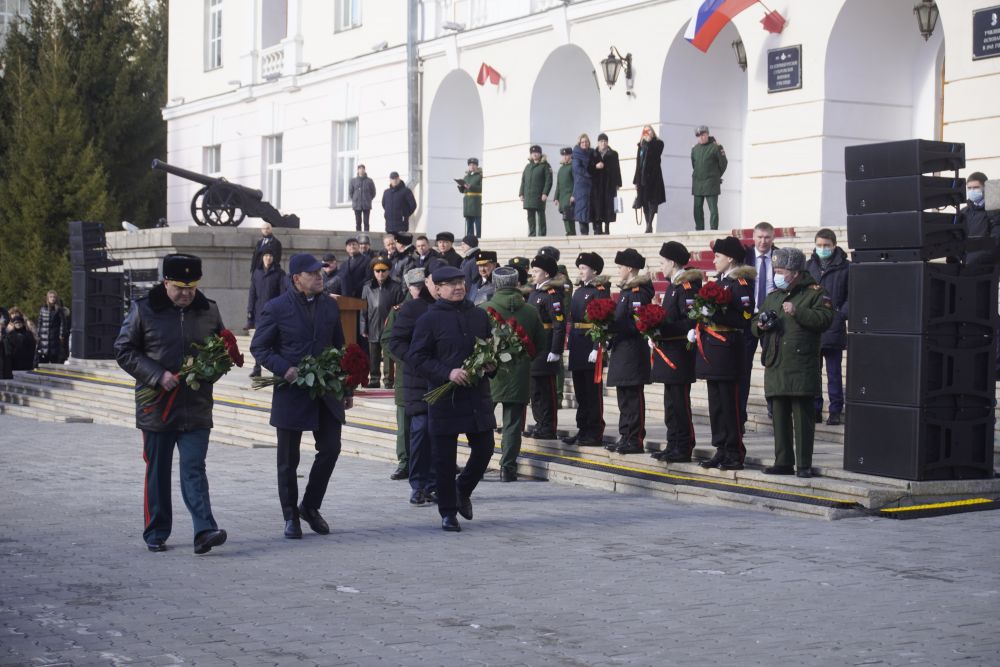 Памятники екатеринбург офицерам. Памятник возле Суворовского училища в Екатеринбурге. Памятник офицерам в Екатеринбурге. Памятник фильму офицеры в Екатеринбурге. Екатеринбург памятник военному офицеру.