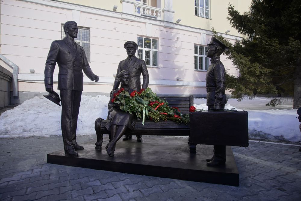 Памятники екатеринбург офицерам. Памятник у Суворовского в Екатеринбурге. Памятник фильму офицеры в Екатеринбурге. Памятник у Суворовского училища в Екатеринбурге. Памятник возле Суворовского училища в Екатеринбурге