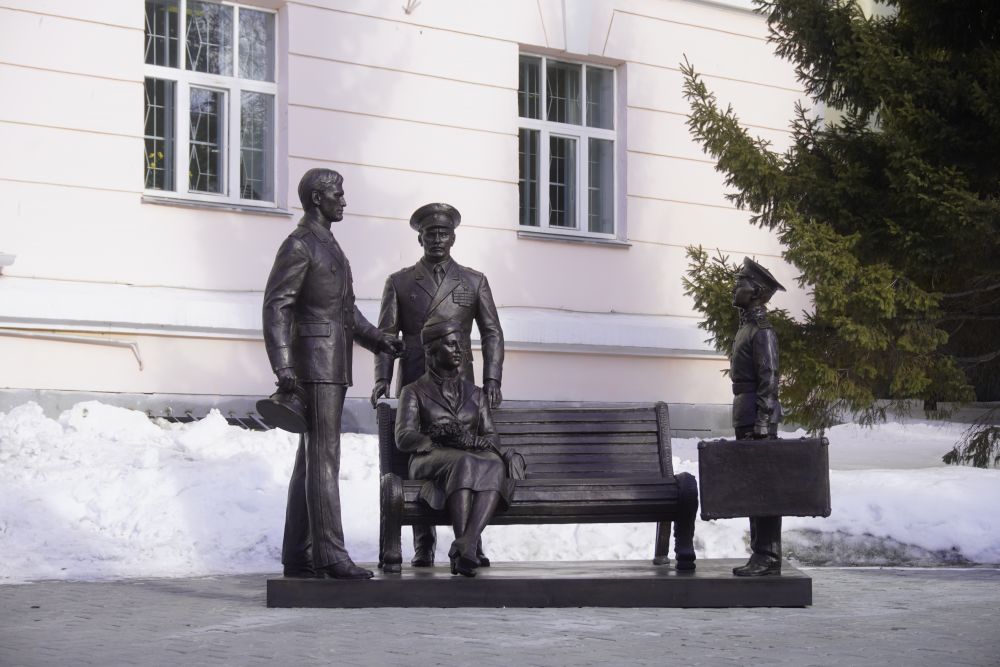 Памятники екатеринбург офицерам. Памятник фильму офицеры в Екатеринбурге. Памятник фильму офицеры в Москве.