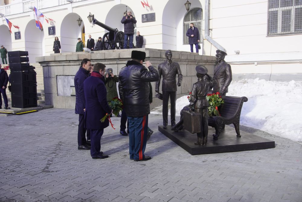 Памятники екатеринбург офицерам. Памятник офицеры на Фрунзенской набережной. Памятник офицерам в Екатеринбурге. Памятник фильму офицеры в Екатеринбурге. Памятник фильму офицеры в Москве.