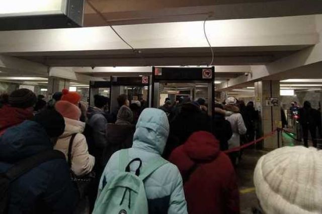 В метро «Речной вокзал» в Новосибирске появились очереди из-за турникетов