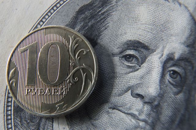 Курс доллара резко поднялся на фоне обращения президента Владимира Путина по ситуации на Донбассе. 