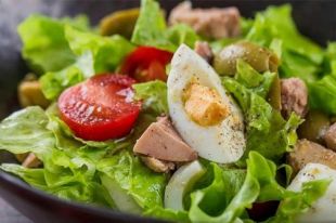 Салат с печенью трески: пошаговый рецепт приготовления.