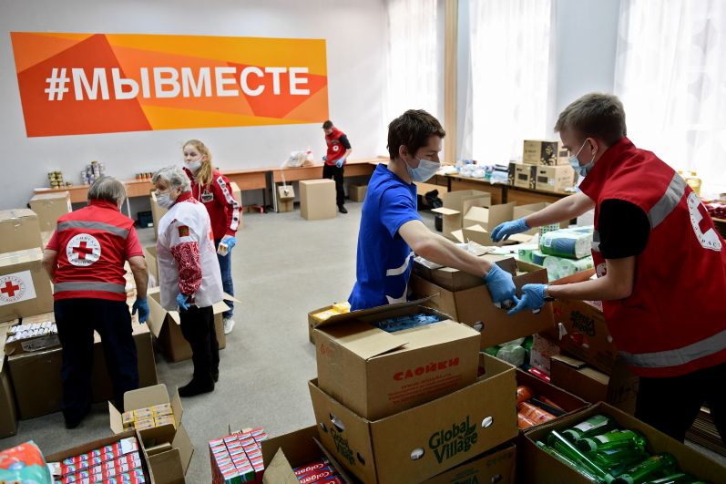 Волонтёры в пункте сбора гуманитарной помощи для эвакуированных жителей Донбасса в Екатеринбурге