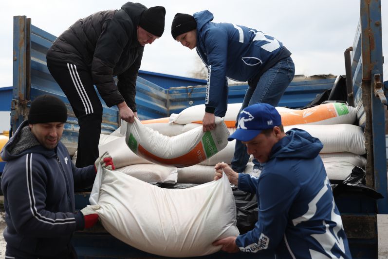 Разгрузка и организация гуманитарной помощи для эвакуированных жителей ДНР и ЛНР в Краснодаре