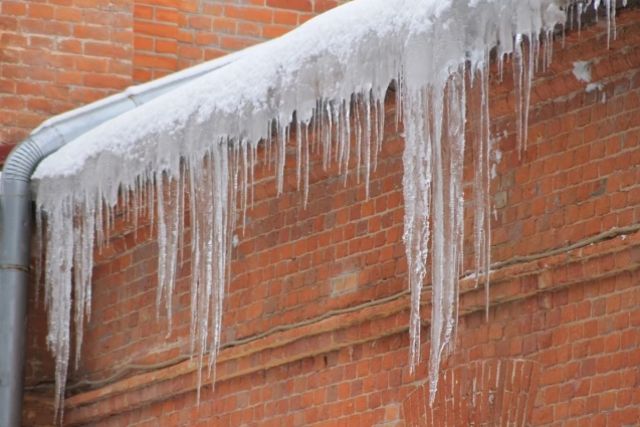 Жители переживают, что с потеплением намерзший на крыше лед упадет кому-нибудь на голову.