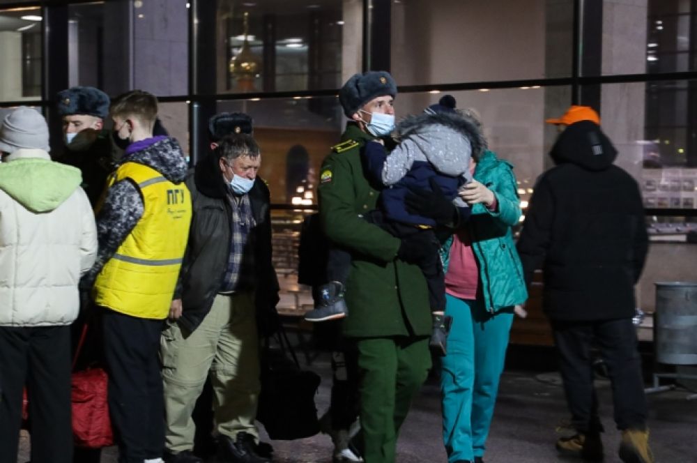 Военные на руках несли детей эвакуированных с Донбасса.
