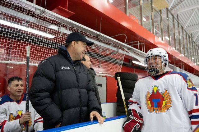 Свердловские чиновники в День защитника Отечества сыграли в хоккей
