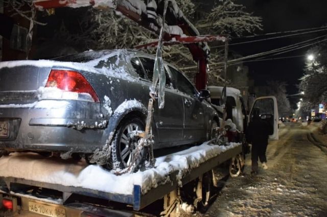В Саратове эвакуировали 20 автомобилей из-за уборки снега