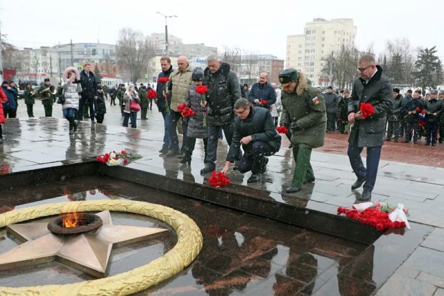 Александр Авдеев 23 февраля возложил цветы к Вечному огню на площади Победы