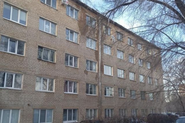 В Оренбурге кровля общежития не выдержала наступления оттепели