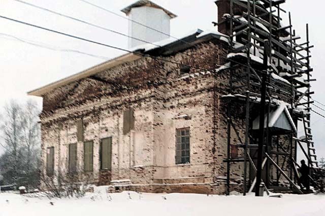Церковь Сретения Господня построили в тридцатых годах XIX в. на средства Софии Строгановой.