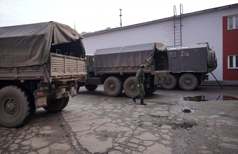 Военные автомобили на территории Луганского педагогического университета, где организован мобилизационный пункт