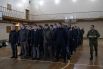 Мужчины в мобилизационном пункте в спортивном зале Луганского педагогического университета