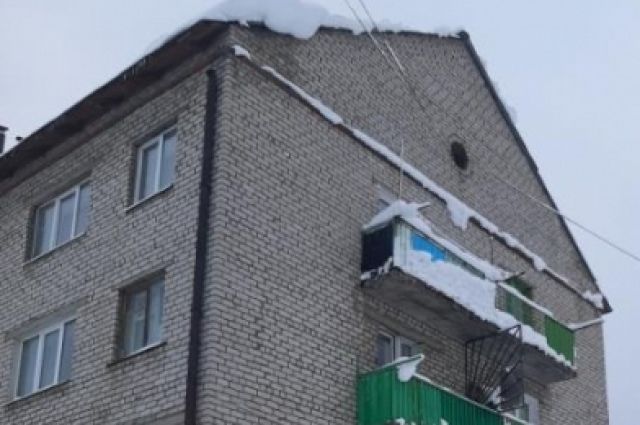 В Перми обнаружили 6 тыс. крыш со снегом и наледью.