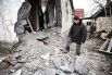 Мужчины возле дома, разрушенного после обстрела украинскими силовиками, в посёлке Зайцево в Горловке