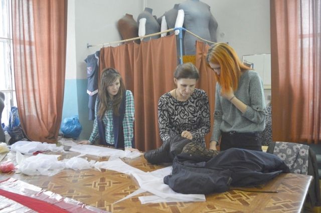 Сначала студенты учатся латать одежду, прежде чем шить собственные модели.