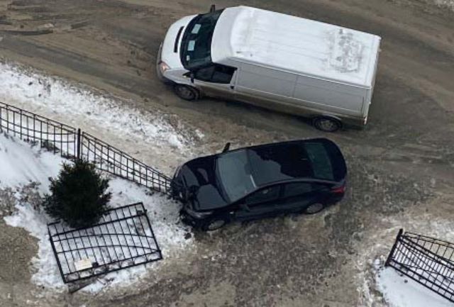 В Новосибирске Hyundai сломал ворота, уходя от столкновения с фургоном