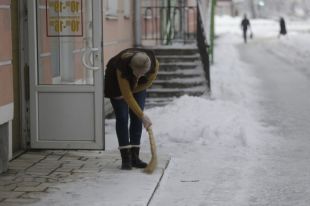 Горожане наводят порядок после зимы.