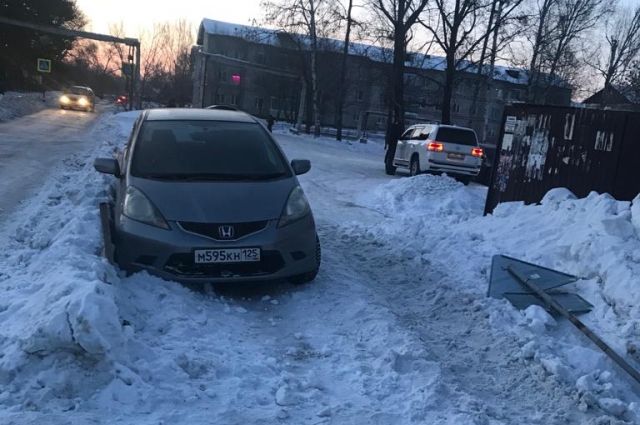 В Хабаровском крае мужчина угнал машину и врезался в отбойник