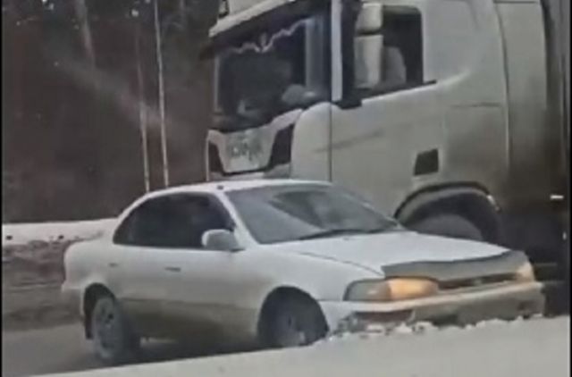 В Новосибирске образовалась пробка из-за столкновения Toyota с тягачом
