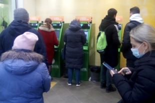 Многие 24 февраля ринулись к банкоматам снимать наличку.