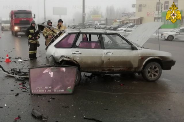 Под Оренбургом в ДТП пострадали водитель и пассажир «ВАЗ».