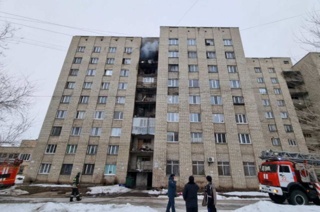 Пять машин тушили пожар в саратовском общежитии