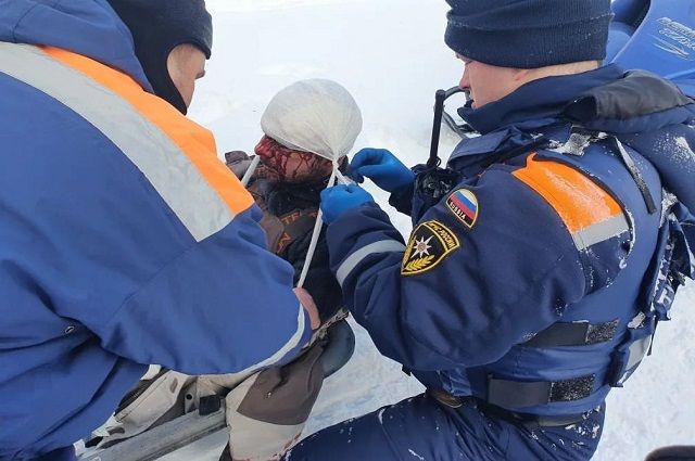Камчатские спасатели помогли снегоходчику, получившему травму головы