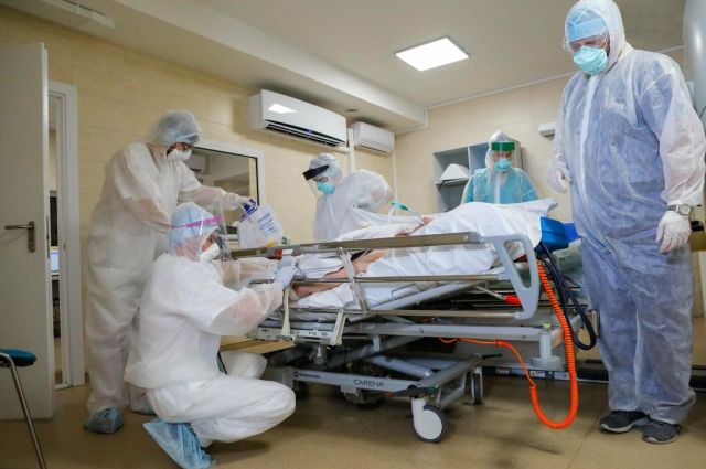 В Свердловской области за сутки выявлено 4 554 случая коронавируса