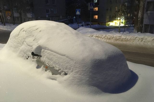 При уборке снега в Саратове эвакуировали 20 машин