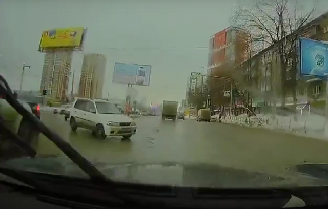 В Новосибирске водитель чудом избежал ДТП с «Маздой» на перекрестке