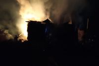 Два человека спаслись из горящего дома. 