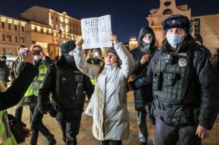 На антивоенных митингах в России задержали две тысячи человек