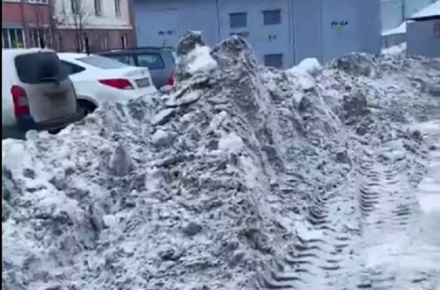 В Новосибирске водители пожаловались на заблокированную снегом парковку