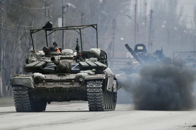 Колонна российской военной техники на шоссе в районе украинской границы.
