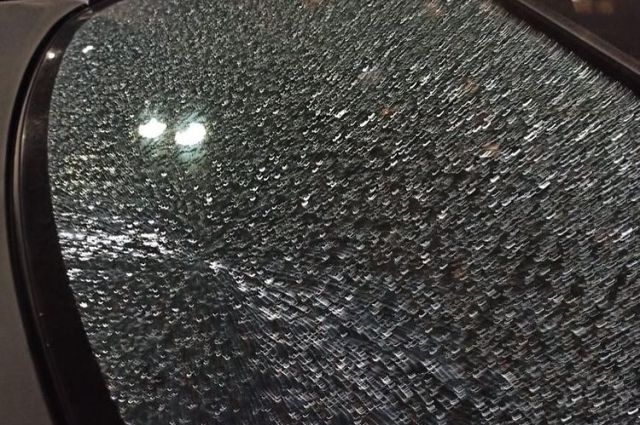 В Хабаровске неизвестный расстрелял окна автомобилей из пневматики