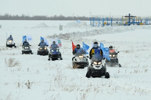 В выходные прошел снегоходный пробег в честь 55-летия открытия Оренбургского нефтегазоконденсатного месторождения. 