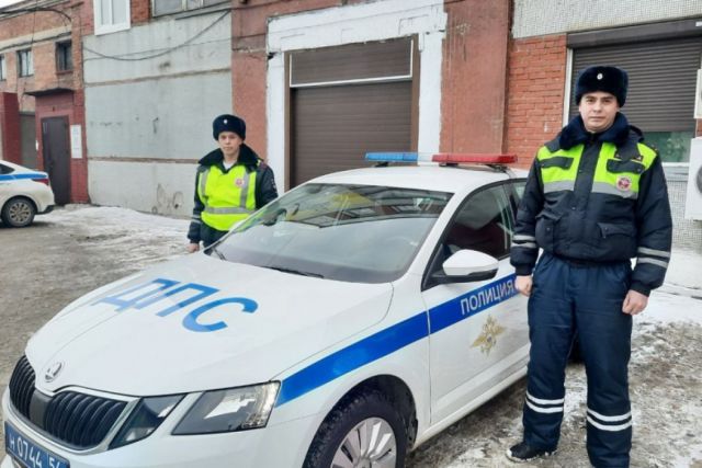 Полицейские сопроводили автомобиль с роженицей до больницы в Новосибирске