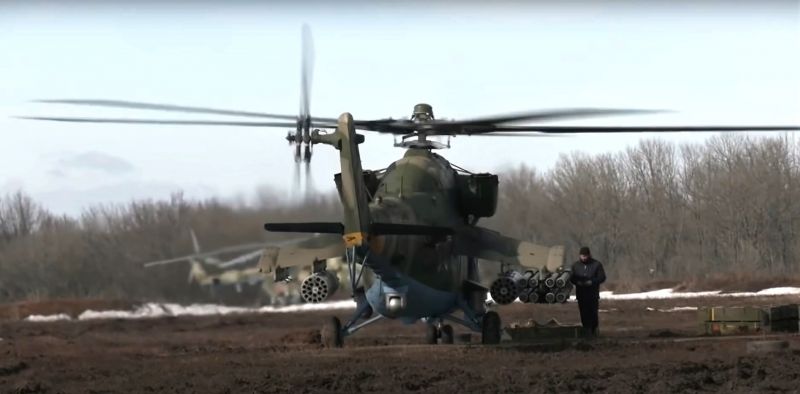 Подготовка к вылету ударного вертолёта Ми-24 ВКС РФ в ходе специальной военной операции
