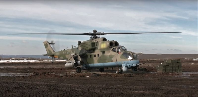 Ударный вертолёт Ми-24 ВКС РФ перед выполнением боевого задания в ходе специальной военной операции